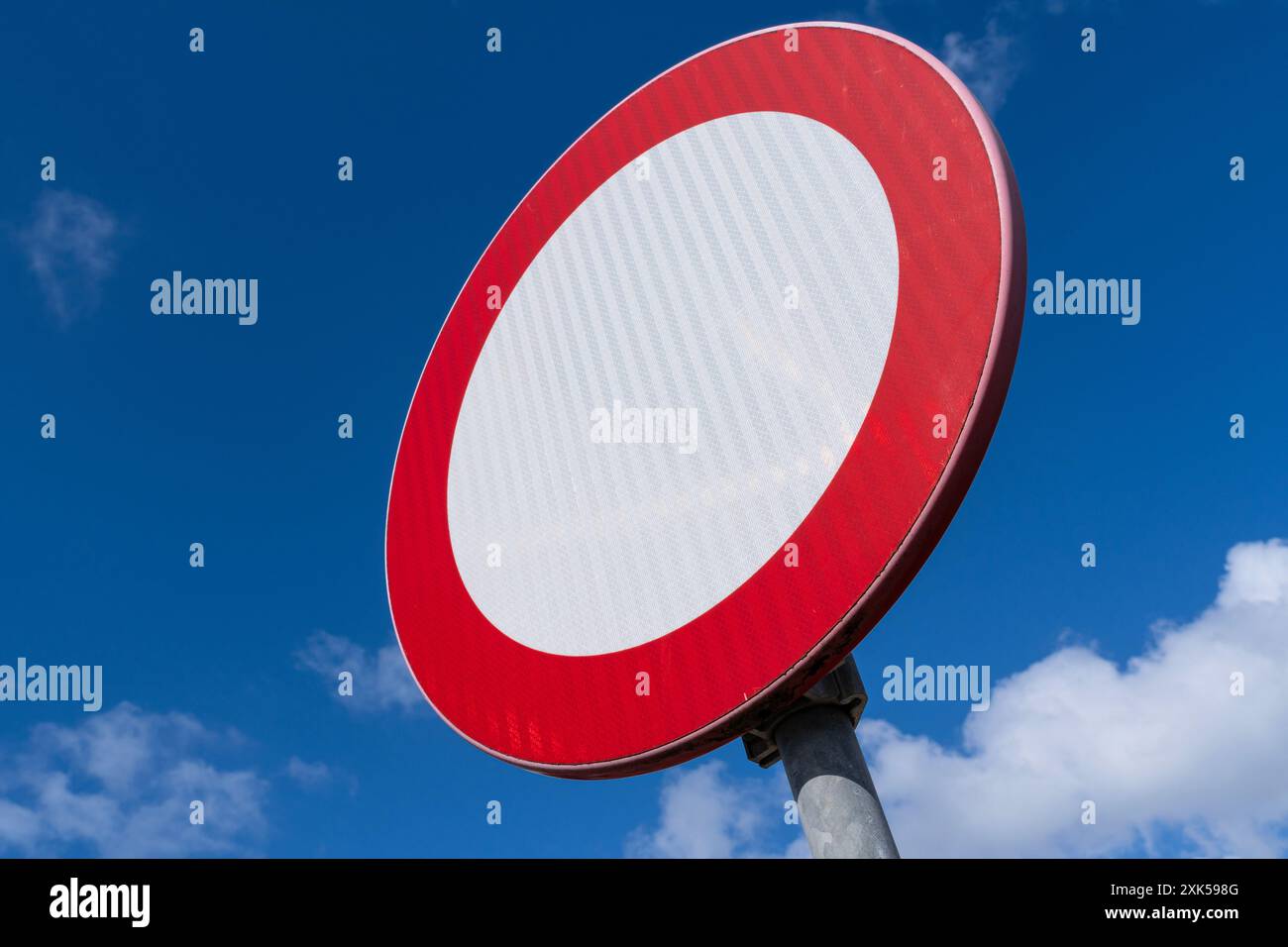 Panneau de signalisation néerlandais : aucun véhicule de quelque nature que ce soit n'est autorisé Banque D'Images