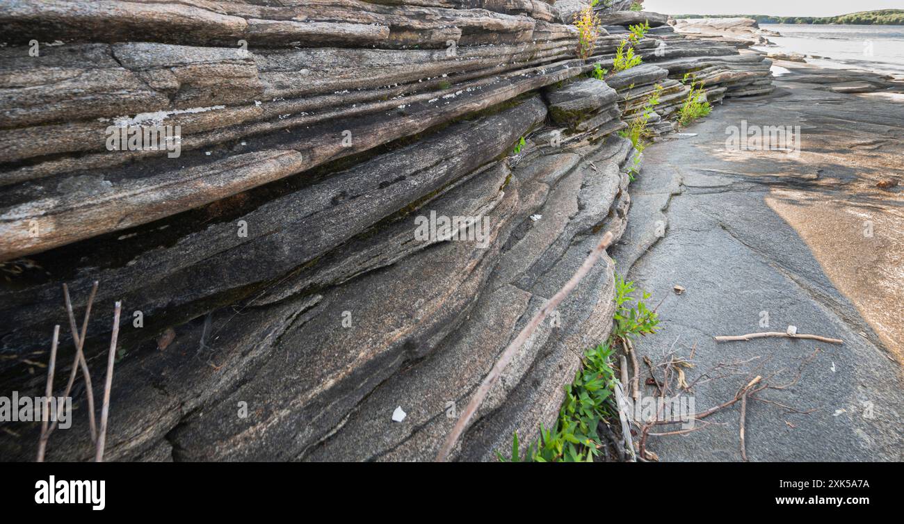 Rocher en couches sur le rivage de la baie Georgienne. Formations rocheuses gneiss du bouclier canadien à Parry Sound, Ontario, dans la baie Georgienne du lac Huron Banque D'Images