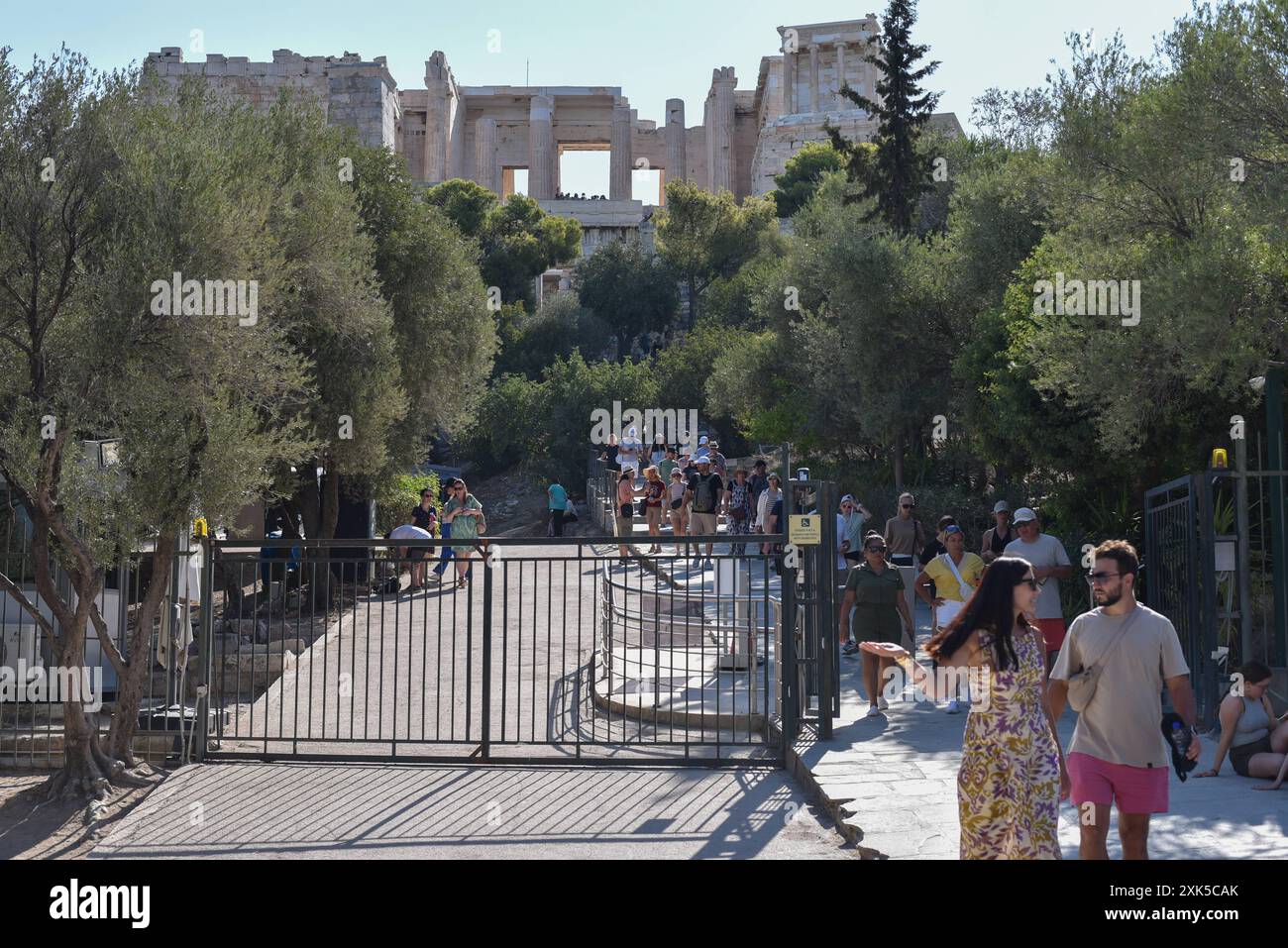 Une vague de chaleur prolongée atteint son pic à Athènes les touristes bravent la chaleur intense et visitent l'Acropole alors qu'une vague de chaleur prolongée atteint son pic à Athènes. Athènes Grèce Copyright : xNicolasxKoutsokostasxNicolasxKoutsokostasx DSC 202407210024 Banque D'Images