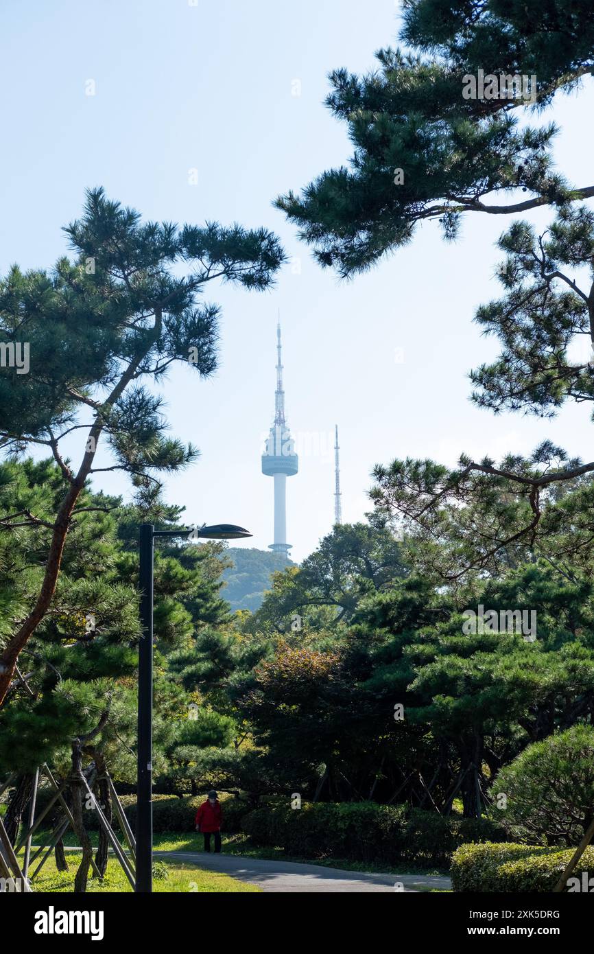 N Seoul Tower, également connu sous le nom de Namsan Tower ou Seoul Tower, le point de repère qui est une tour de communication et d'observation située sur Nam Mountain dans Centr Banque D'Images