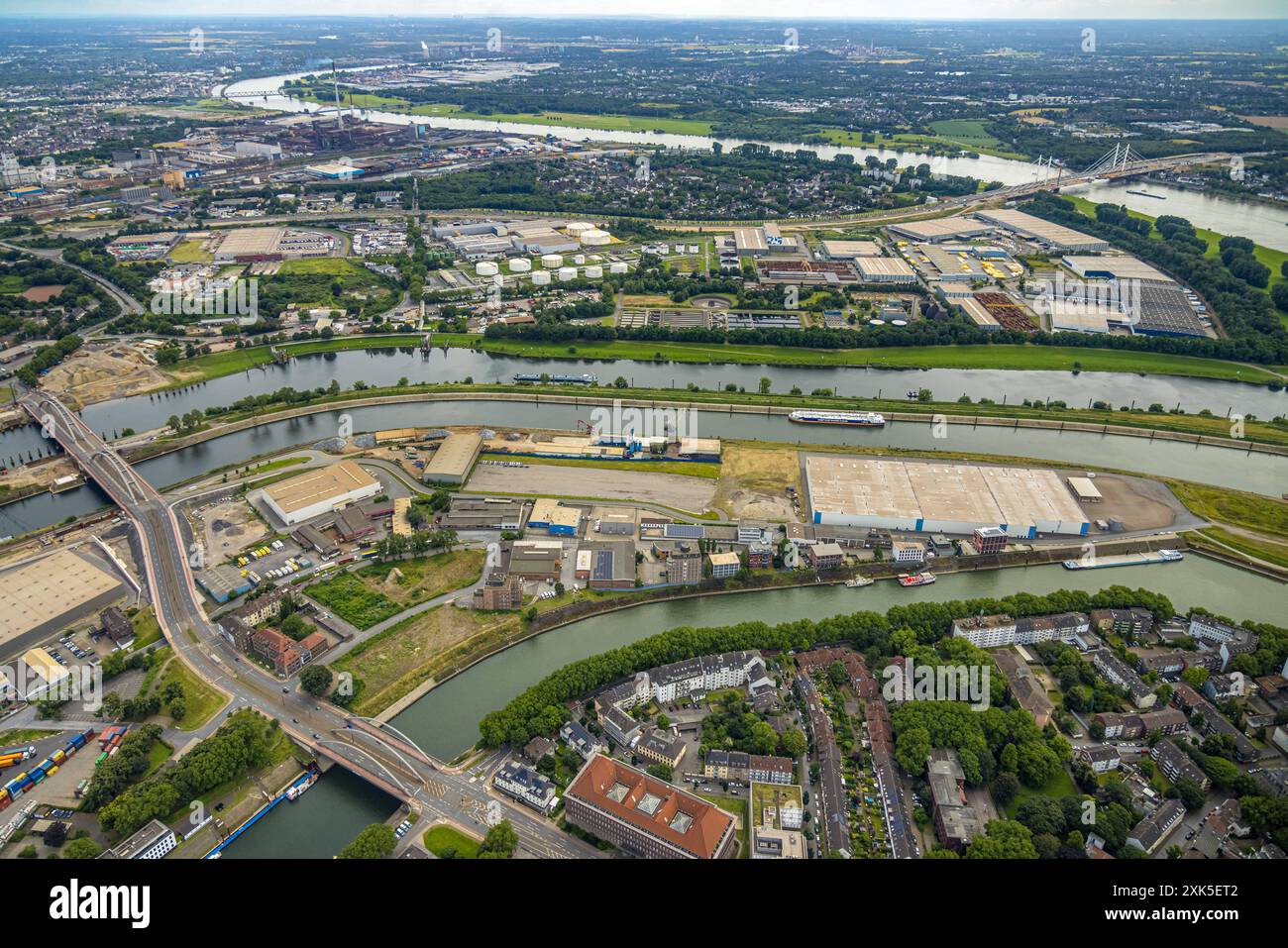 Luftbild, Duisburg-Nord, Gewerbegebiet Kasslerfeld und Fluss Rhein, rechts die A40 Rheinbrücke Neuenkamp, vorne die Mercator Insel mit Gewerbegebiet, links die Karl-Lehr-Brücke über den Fluss Ruhr, Ruhrort, Duisburg, Ruhrgebiet, Nordrhein-Westfalen, Deutschland ACHTUNGxMINDESTHONORARx60xEURO *** vue aérienne, Duisburg Nord, zone industrielle Kasslerfeld et Rhin, à droite le pont A40 sur le Rhin Neuenkamp, devant l'île Mercator avec zone industrielle, à gauche le pont Karl Lehr sur la Ruhr, Ruhrort, Duisburg, Ruhr, région de la Ruhr, Rhénanie du Nord-Westphalie, Allemagne ATTENTIONxMINDEST Banque D'Images