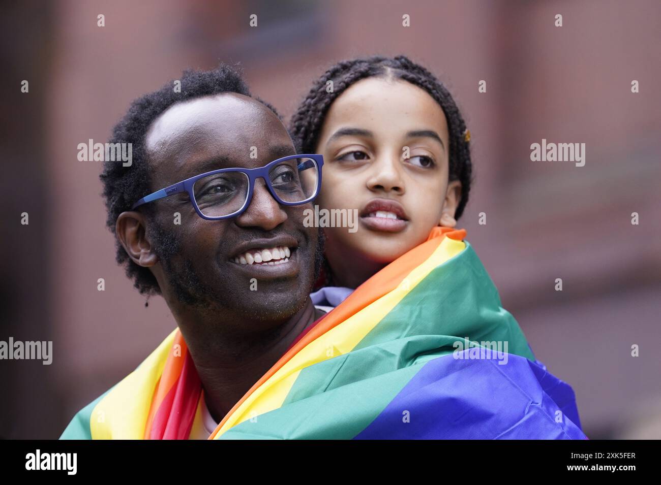 Les gens regardent la Leeds Pride, une célébration annuelle de la fierté LGBTQ+ qui se tient dans la ville de Leeds, dans le West Yorkshire. Date de la photo : dimanche 21 juillet 2024. Banque D'Images