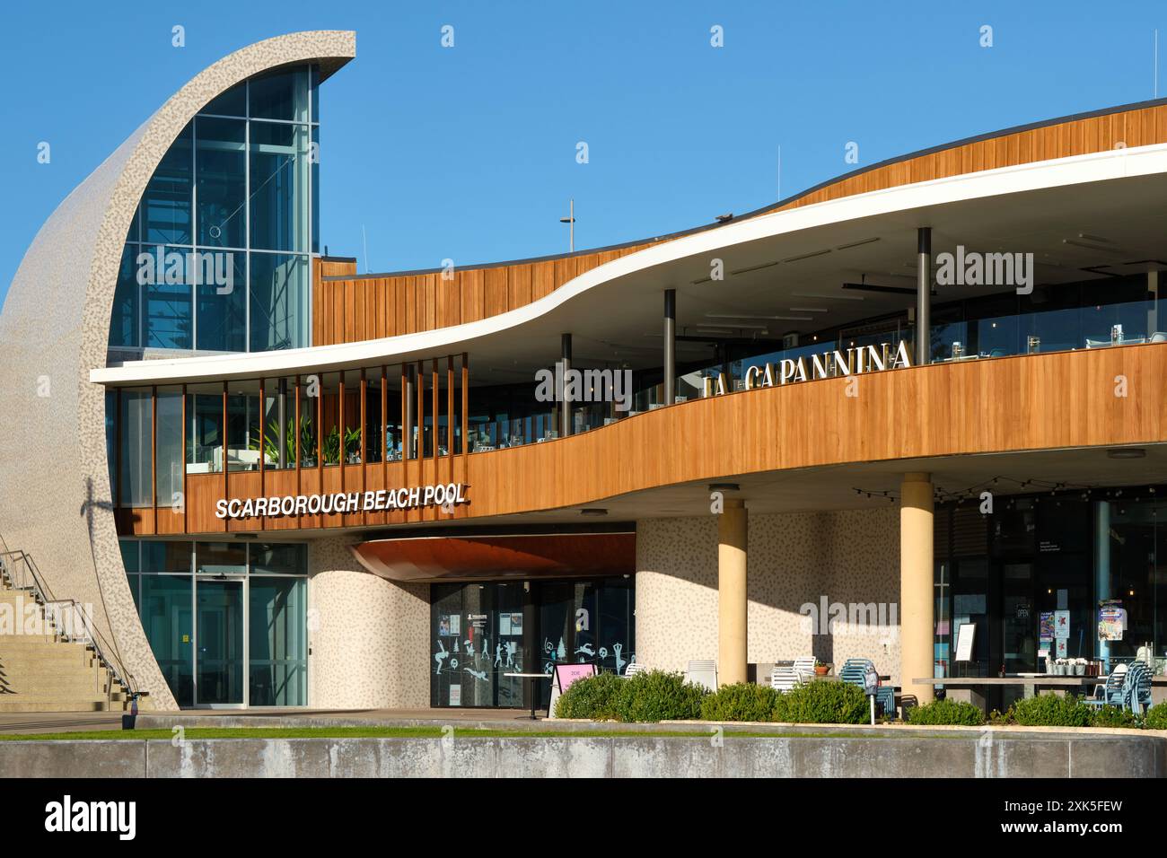 Le bâtiment moderne Scarborough Beach Pool, qui fait partie des Stirling Leisure centres, et la Capannina à Scarborough Beach à Perth, en Australie occidentale. Banque D'Images