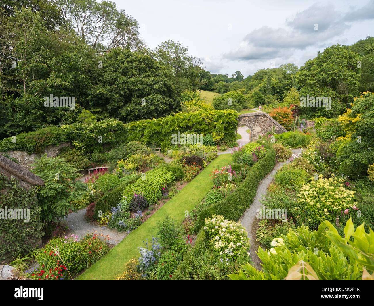Vue de haut niveau sur la terrasse inférieure du jardin clos et entrée de l'Arboretum à la Garden House, Devon, Royaume-Uni Banque D'Images