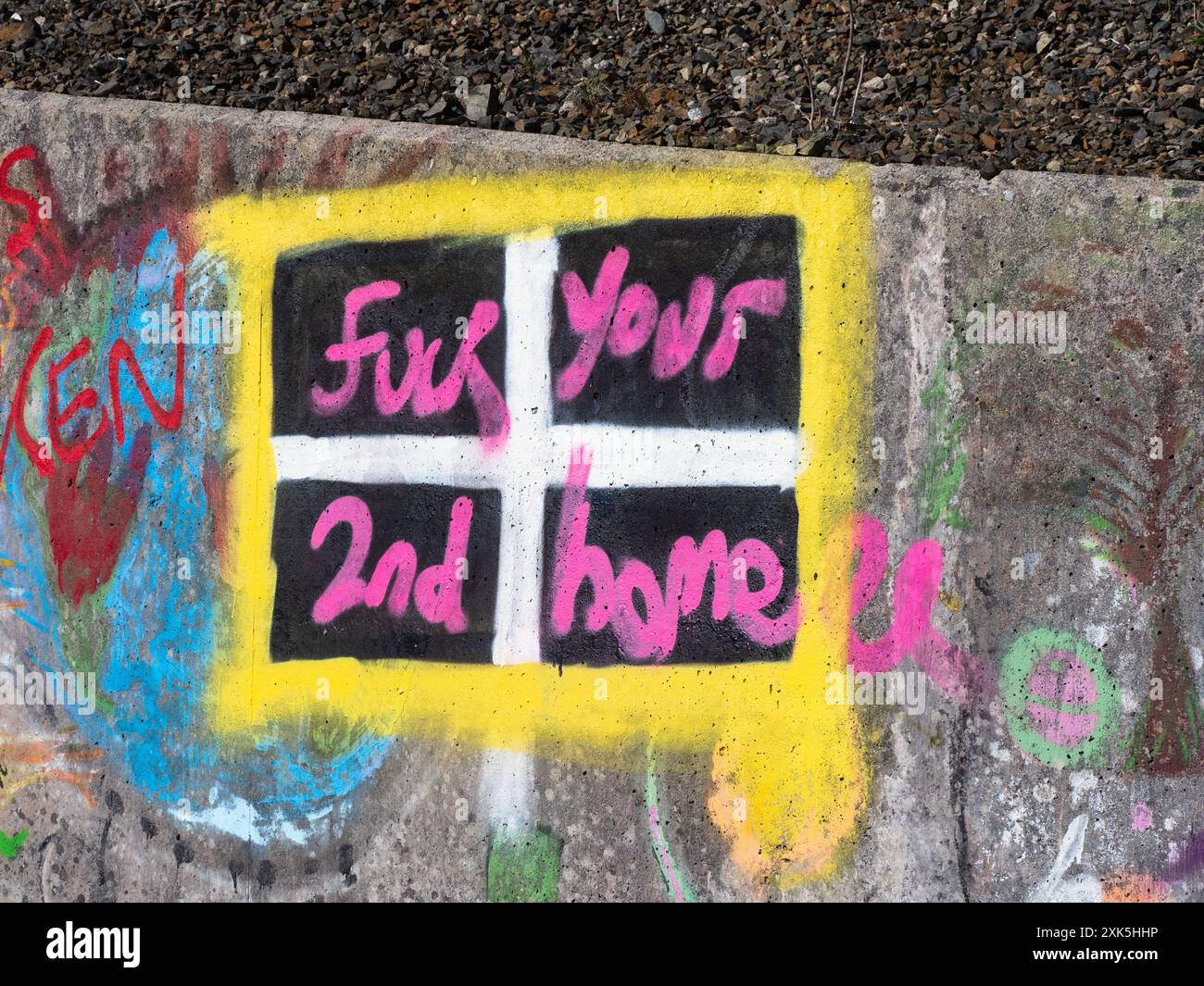 Grafitti sur un mur outide nouvellement, Cornwall, Royaume-Uni, y compris une deuxième manifestation à domicile sur un drapeau cornoueux Banque D'Images
