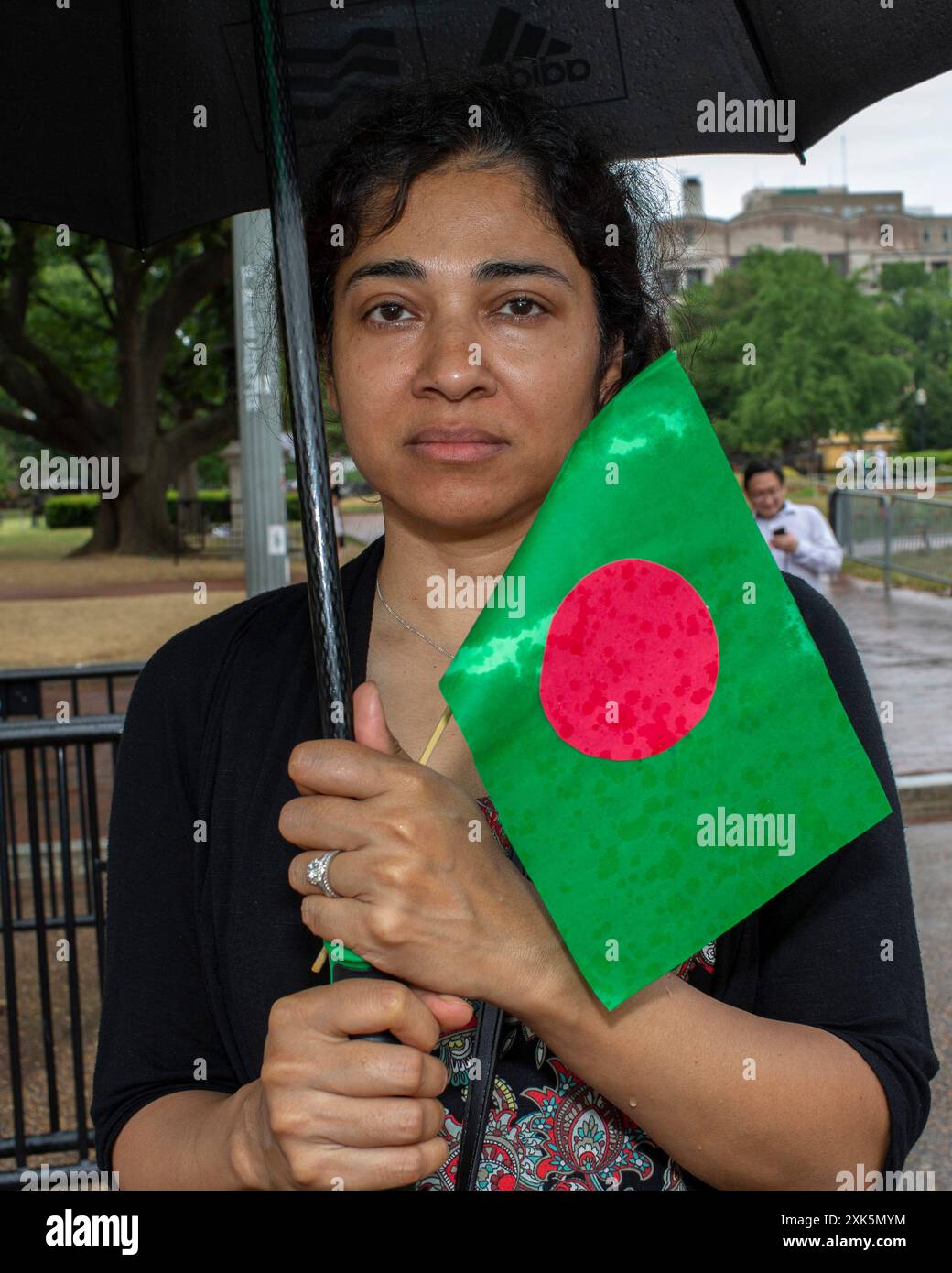 Un manifestant arborant un drapeau bangladais alors qu’il se joignait à une manifestation de solidarité avec les étudiants bangladais à Washington DC le 20 juillet 2024. Les étudiants bangladais se rassemblent avec des banderoles et des drapeaux bangladais devant la Maison Blanche alors qu'ils manifestent leur solidarité avec la protestation des étudiants bangladais contre les quotas. Plus d'une centaine de personnes ont été tuées dans les affrontements à travers le pays et plus de 1 500 ont été blessées par le gouvernement autoritaire du Bangladesh lors d'un mouvement réclamant la réforme du système de quotas dans les emplois gouvernementaux. (Photo de Probal Rashid/Sipa USA) Banque D'Images