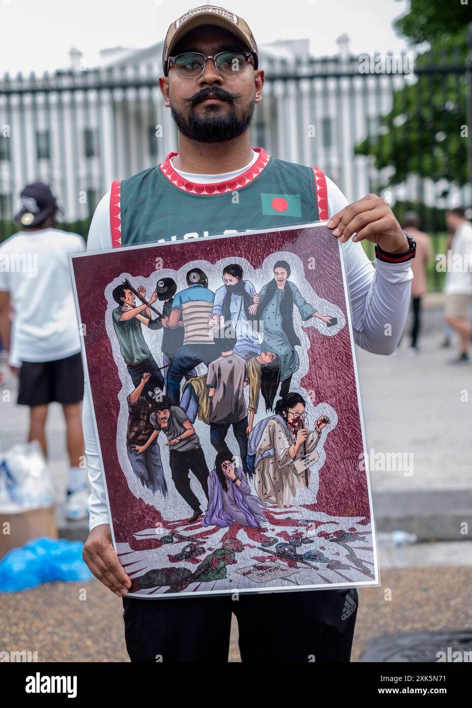 Un manifestant tenant une pancarte de protestation alors qu'il se joignait à une manifestation de solidarité avec les étudiants bangladais à Washington DC le 20 juillet 2024. Les étudiants bangladais se rassemblent avec des banderoles et des drapeaux bangladais devant la Maison Blanche alors qu'ils manifestent leur solidarité avec la protestation des étudiants bangladais contre les quotas. Plus d'une centaine de personnes ont été tuées dans les affrontements à travers le pays et plus de 1 500 ont été blessées par le gouvernement autoritaire du Bangladesh lors d'un mouvement réclamant la réforme du système de quotas dans les emplois gouvernementaux. (Photo de Probal Rashid/Sipa USA) Banque D'Images