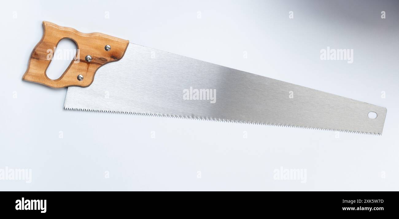 Scie manuelle pour bois isolé sur fond blanc de studio Banque D'Images