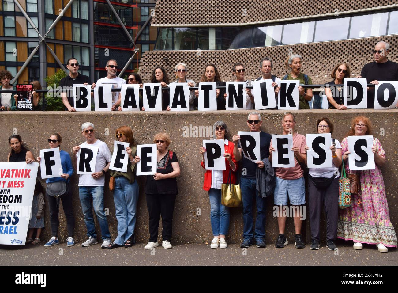 Londres, Royaume-Uni. 21 juillet 2024. Les manifestants écrivent "Blavatnik, ne tuez pas la presse libre en Israël". Les manifestants se sont rassemblés devant le bâtiment Blavatnik à la Tate Modern alors que le milliardaire britannique Len Blavatnik est accusé d’avoir annulé des programmes télévisés sur Channel 13 News en Israël qui critiquent Benjamin Netanyahu et la guerre d’Israël à Gaza. Crédit : Vuk Valcic/Alamy Live News Banque D'Images