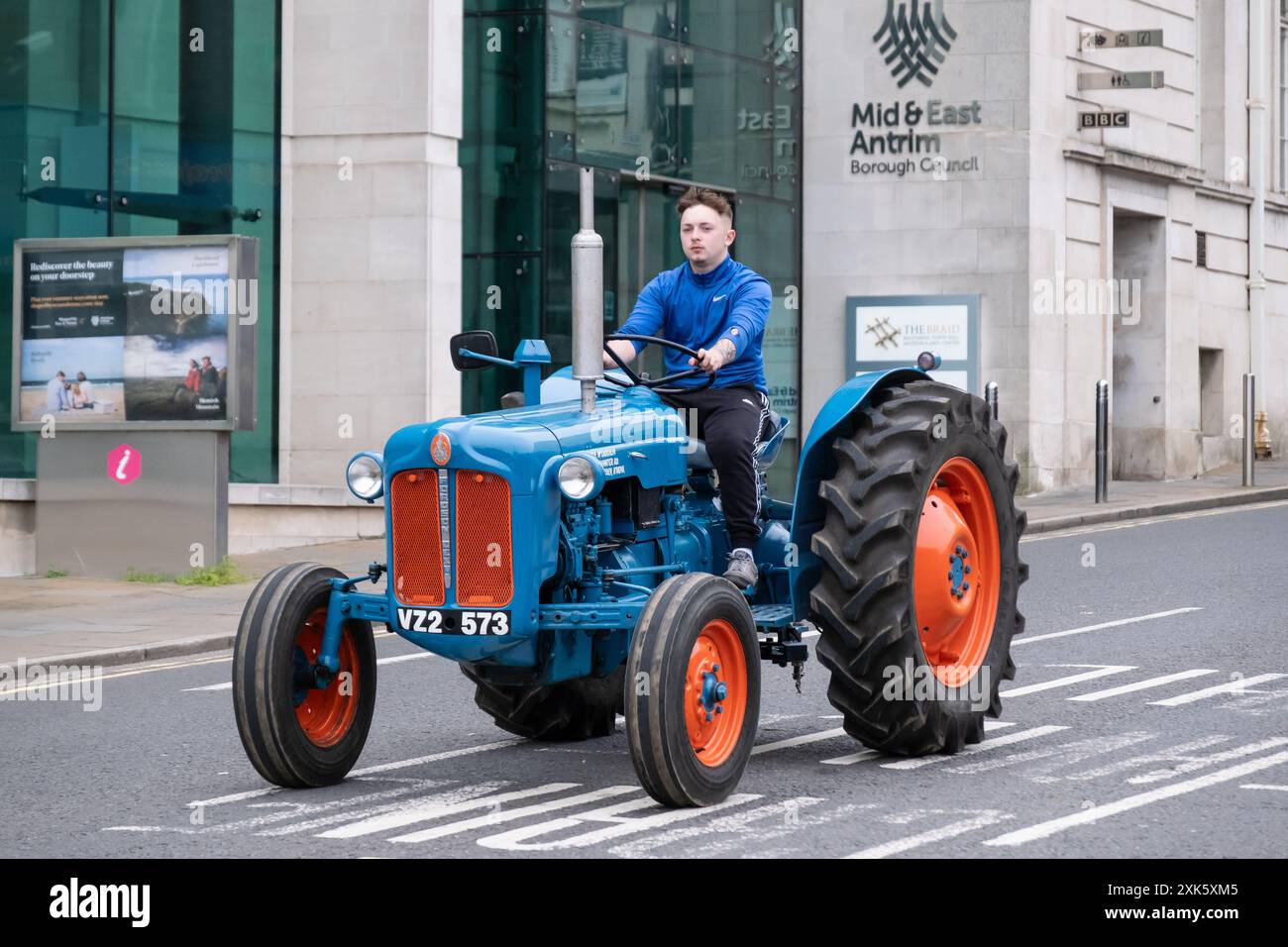 Ballymena, Irlande du Nord - 19 juillet 2024 : Vintage Tractor Rally, orange et bleu Fordson Dexta. Concept rétro, rural, agriculture, agriculture Banque D'Images