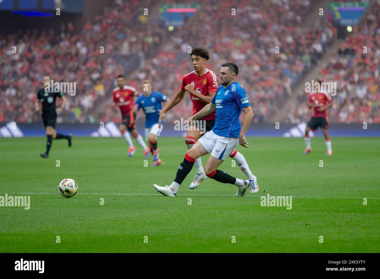 ÉDIMBOURG, ÉCOSSE - 20 JUILLET 2024 : Ethan Wheatley défie John Souttar lors de l'amical de pré-saison entre Manchester United et les Rangers at S. Banque D'Images