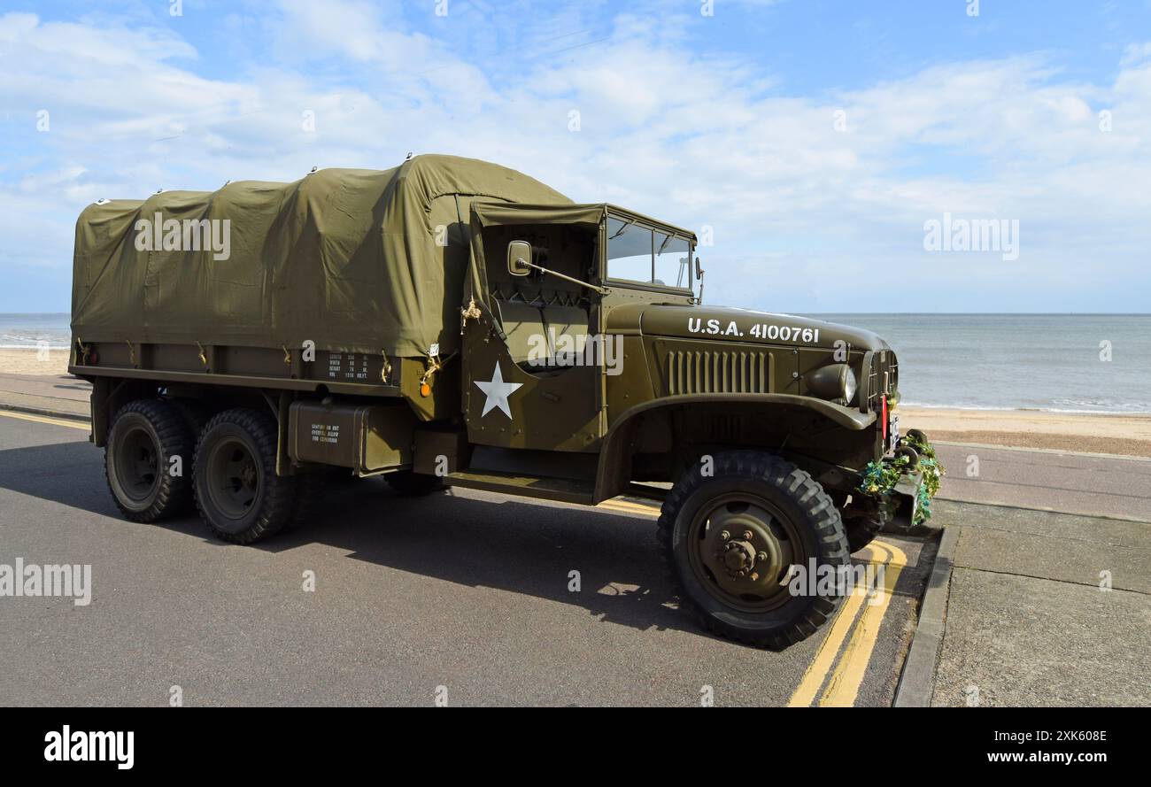 Vintage WW2 Camion de l'armée américaine stationnée sur promenade du front de mer. Banque D'Images