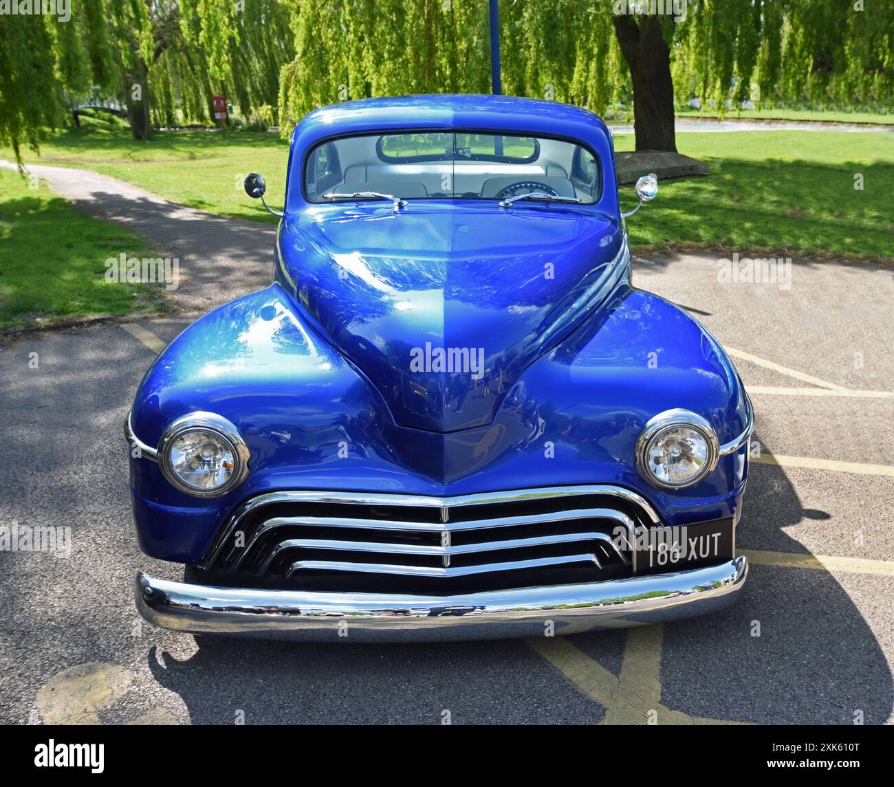 Personnalisé Blue Plymouth 1947 Coupe isolé dans le parking. Banque D'Images