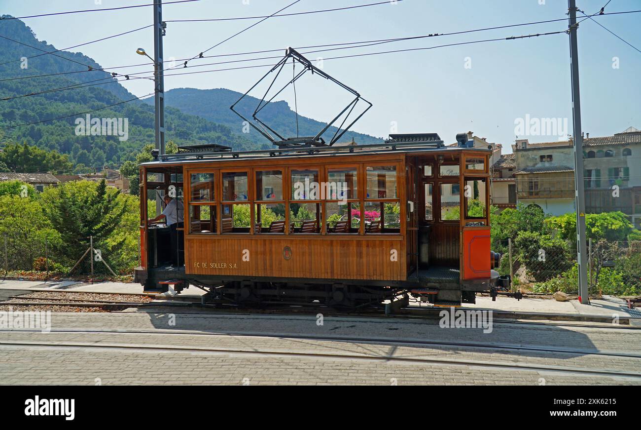 Tram à la station Soller avec des collines en arrière-plan. Banque D'Images