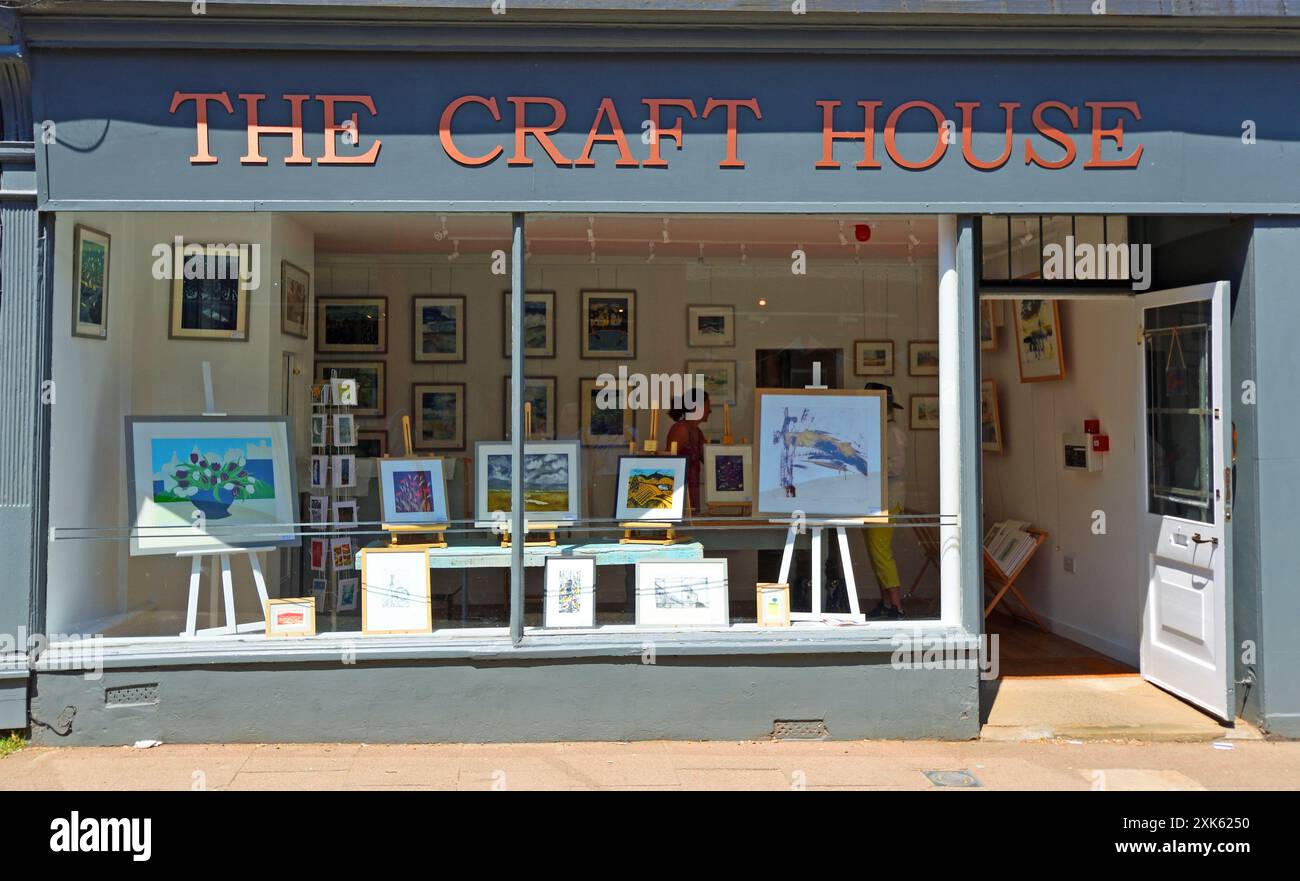 Woodbridge Art Gallery avec des peintures dans la fenêtre. Banque D'Images