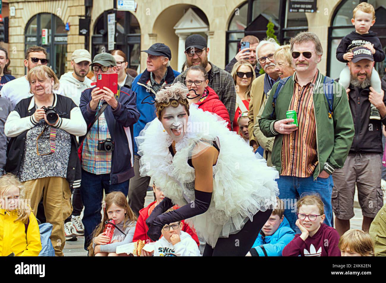 Glasgow, Écosse, Royaume-Uni. 21 juillet 2024 : Météo britannique : le festival de la ville marchande a vu une pléthore de divertissement de rue alors que les foules ont profité du temps sec. La plupart des animaux dangereux ont effectué Un mouton, exilé de sa communauté insulaire pour esprit aventureux, se retrouve dans la cityCredit Gerard Ferry/Alamy Live News Banque D'Images