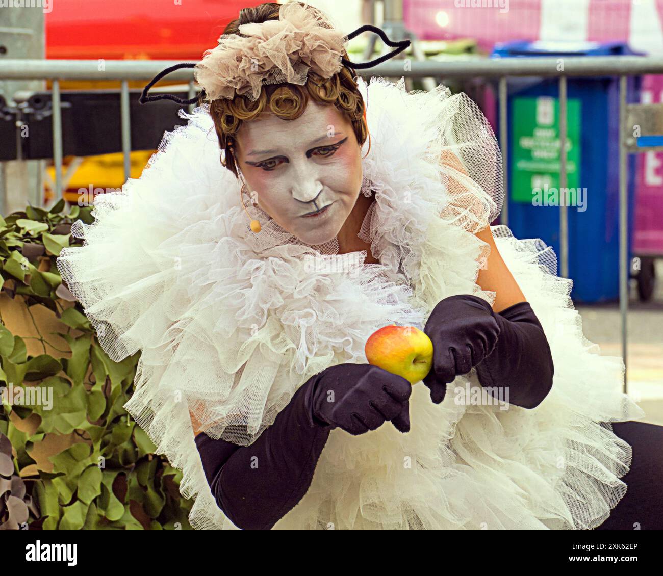 Glasgow, Écosse, Royaume-Uni. 21 juillet 2024 : Météo britannique : le festival de la ville marchande a vu une pléthore de divertissement de rue alors que les foules ont profité du temps sec. La plupart des animaux dangereux ont effectué Un mouton, exilé de sa communauté insulaire pour esprit aventureux, se retrouve dans la cityCredit Gerard Ferry/Alamy Live News Banque D'Images