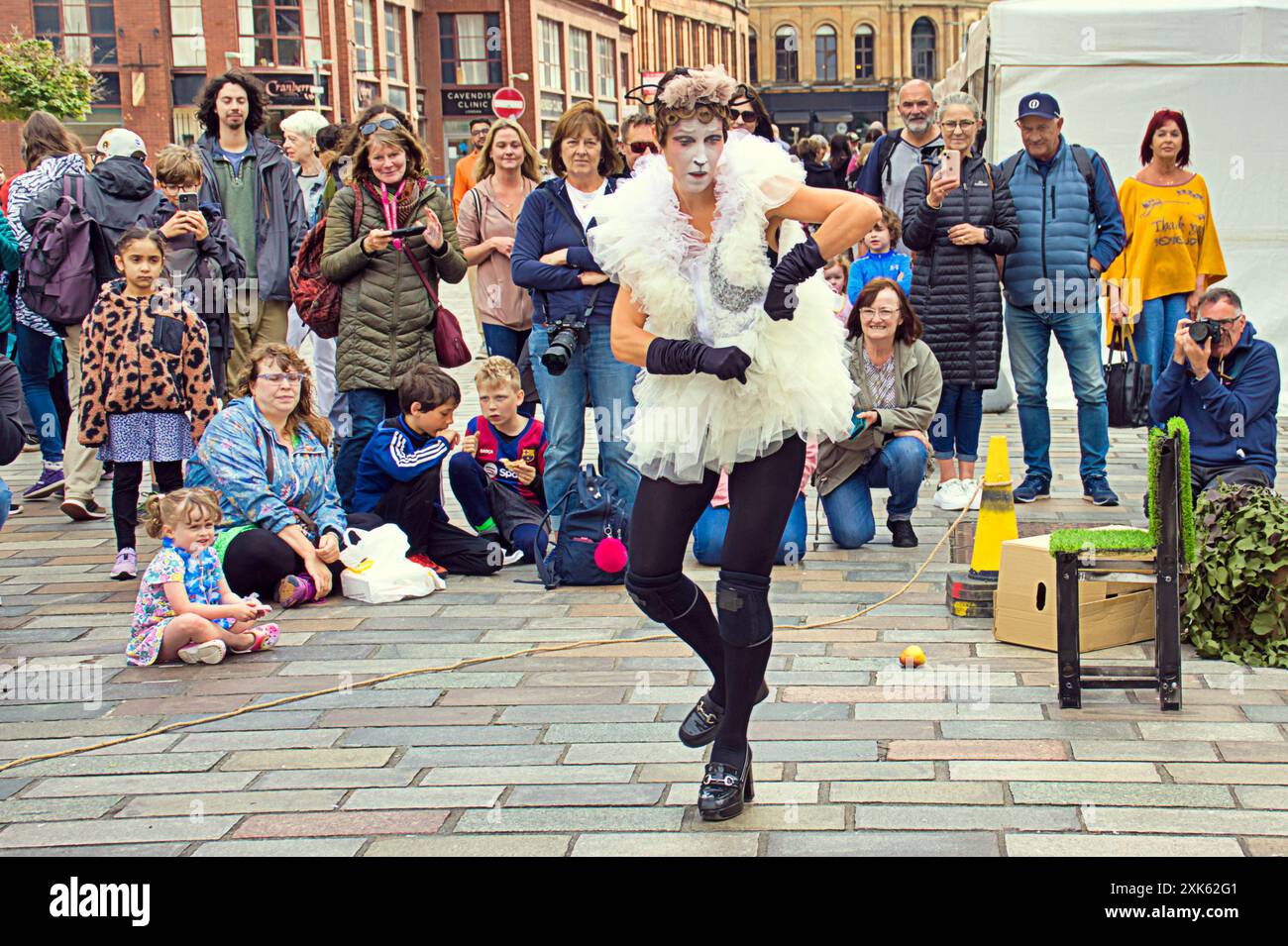 Glasgow, Écosse, Royaume-Uni. 21 juillet 2024 : Météo britannique : le festival de la ville marchande a vu une pléthore de divertissement de rue alors que les foules ont profité du temps sec. La plupart des animaux dangereux ont effectué Un mouton, exilé de sa communauté insulaire pour esprit aventureux, se retrouve dans la cityCredit Gerard Ferry/Alamy Live News Banque D'Images