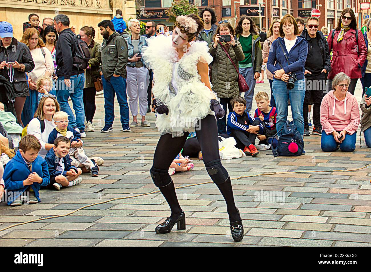 Glasgow, Écosse, Royaume-Uni. 21 juillet 2024 : Météo britannique : le festival de la ville marchande a vu une pléthore de divertissement de rue alors que les foules ont profité du temps sec. La plupart des animaux dangereux ont effectué Un mouton, exilé de sa communauté insulaire pour esprit aventureux, se retrouve dans la cityCredit Gerard Ferry/Alamy Live News Banque D'Images