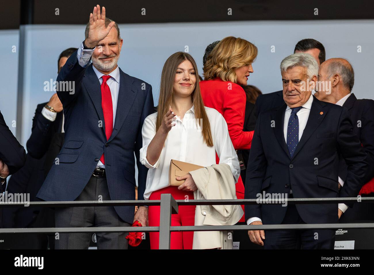 Le roi Felipe VI d'Espagne (l), sa fille Infante Sofia d'Espagne (C) et le président de la Fédération royale espagnole de football RFEF Pedro Rocha (R) sont s. Banque D'Images