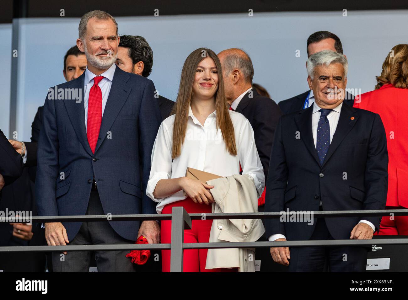 Le roi Felipe VI d'Espagne (l), sa fille Infante Sofia d'Espagne (C) et le président de la Fédération royale espagnole de football RFEF Pedro Rocha (R) sont s. Banque D'Images