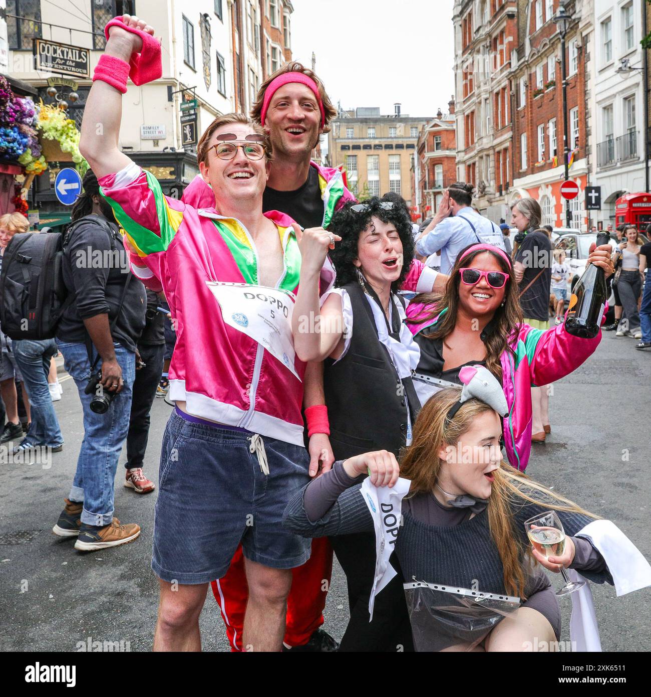 Londres, 21 juillet 2024. Team Doppo célébrer. Des dizaines de participants à la course des serveurs de Soho courent le long d'un itinéraire fixe à Soho avec un plateau, des verres et du champagne, puis célèbrent la course et célèbrent dans les rues de Soho. L'événement traditionnel amusant voit le personnel de service de nombreux bars, pubs et restaurants de la région concourir chaque année. Crédit : Imageplotter/Alamy Live News Banque D'Images