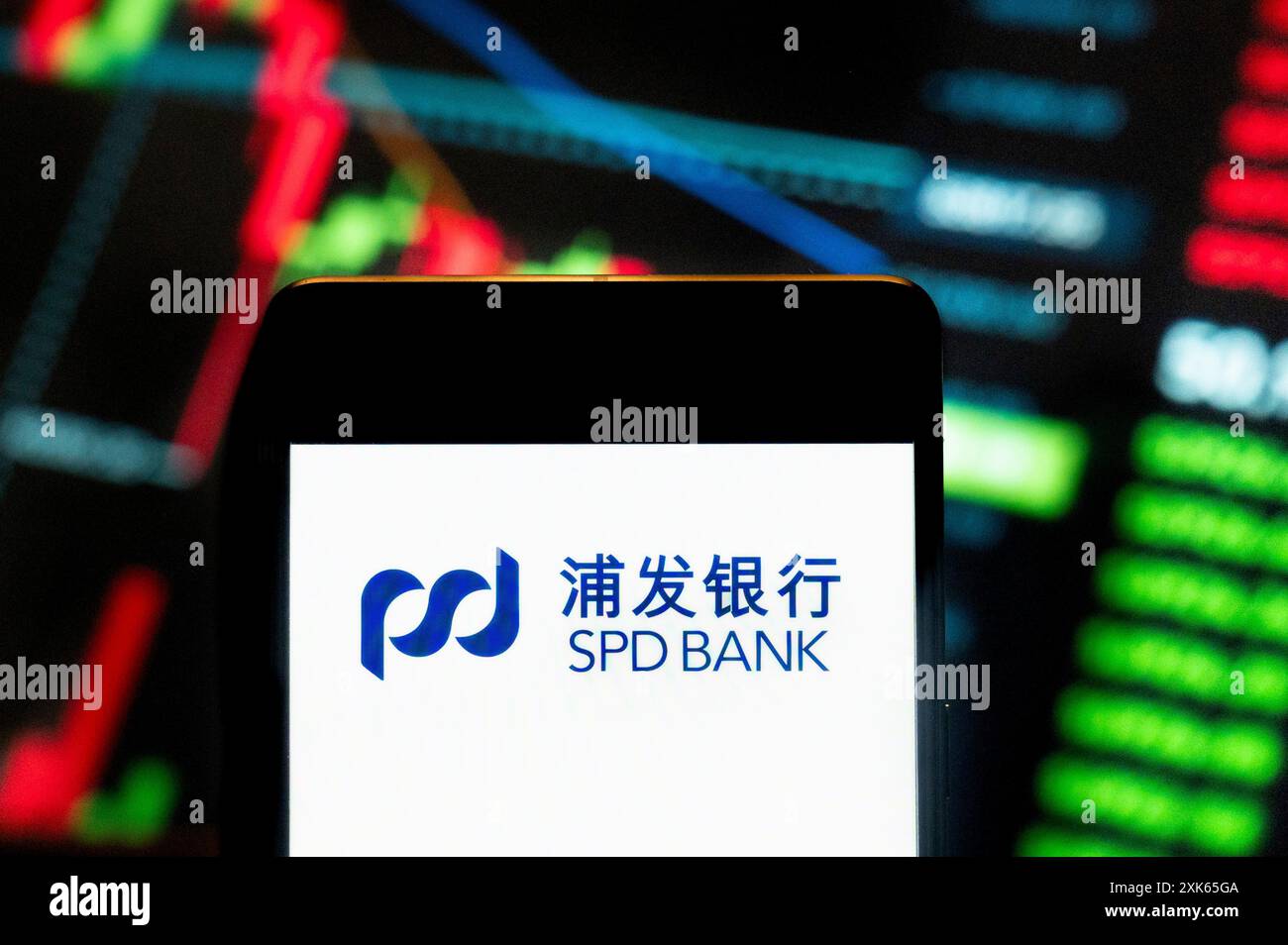 Chine. 21 juillet 2024. Dans cette illustration photo, le logo Shanghai Pudong Development Bank (SPD Bank) vu affiché sur un smartphone avec un graphique de l'indice boursier économique en arrière-plan. (Photo de Budrul Chukrut/SOPA images/SIPA USA) *** strictement à des fins éditoriales *** crédit : SIPA USA/Alamy Live News Banque D'Images