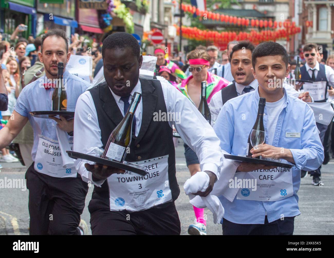 Londres, Angleterre, Royaume-Uni. 21 juillet 2024. Les serveurs et les serveuses travaillant dans les sites de Soho prennent part à la course traditionnelle au Soho Village Fete, Dean Street, Londres. (Crédit image : © Tayfun Salci/ZUMA Press Wire) USAGE ÉDITORIAL SEULEMENT! Non destiné à UN USAGE commercial ! Crédit : ZUMA Press, Inc/Alamy Live News Banque D'Images