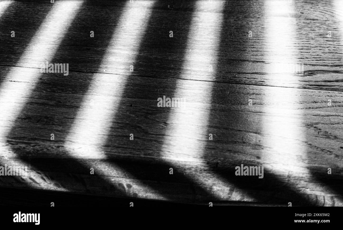 Rayures noires et blanches causées par la lumière du soleil Banque D'Images