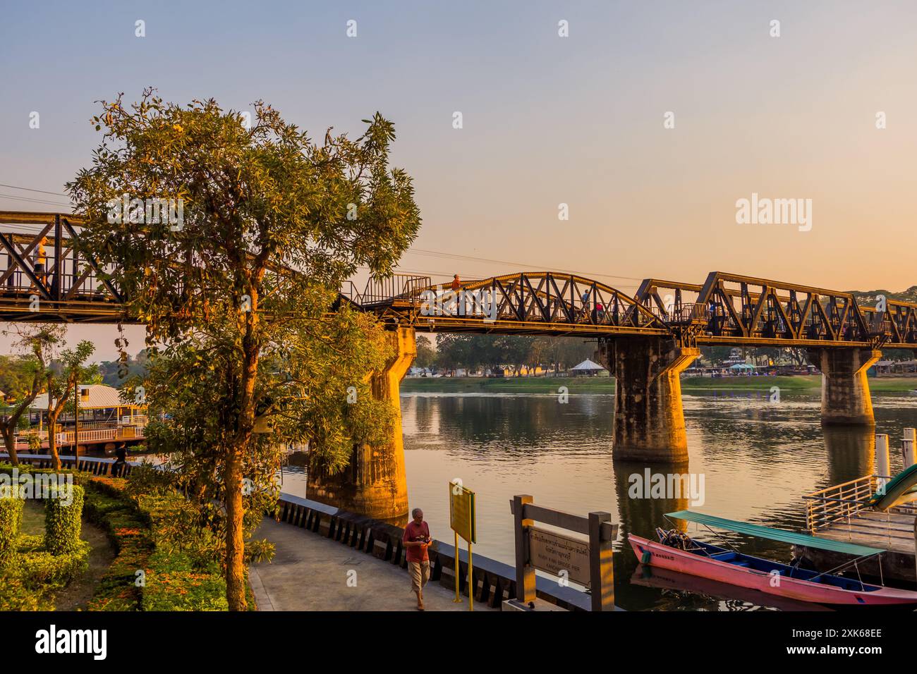 Kanchanaburi, Thaïlande - 10 février 2024 - coucher du soleil vue de la mariée sur la rivière Kwai Banque D'Images