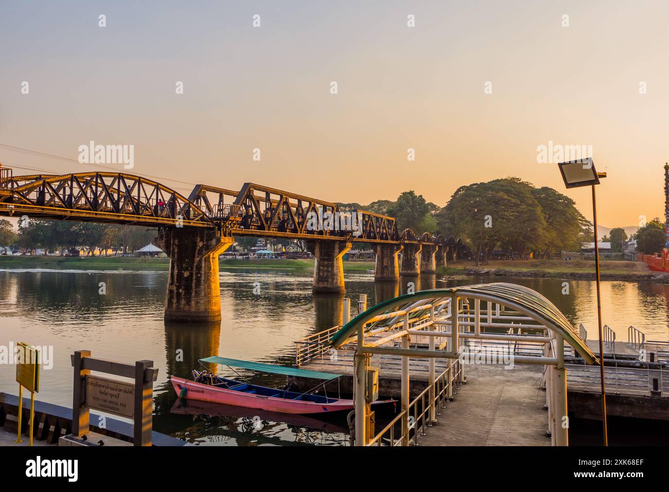 Kanchanaburi, Thaïlande - 10 février 2024 - coucher du soleil vue de la mariée sur la rivière Kwai Banque D'Images