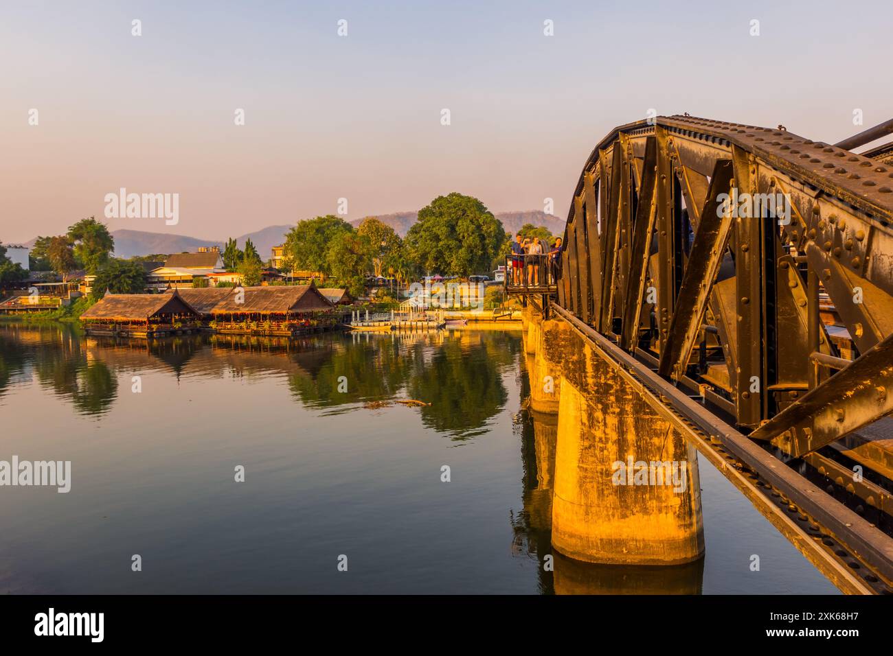 Kanchanaburi, Thaïlande - 10 février 2024 - coucher du soleil vue de la mariée sur la rivière Kwai Banque D'Images