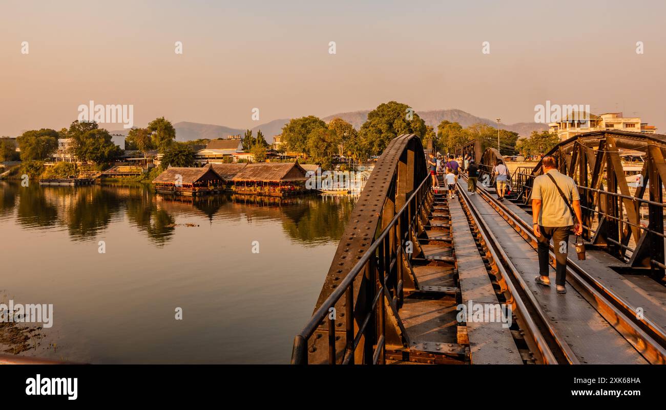 Kanchanaburi, Thaïlande - 10 février 2024 - coucher du soleil vue de la mariée sur la rivière Kwai Banque D'Images