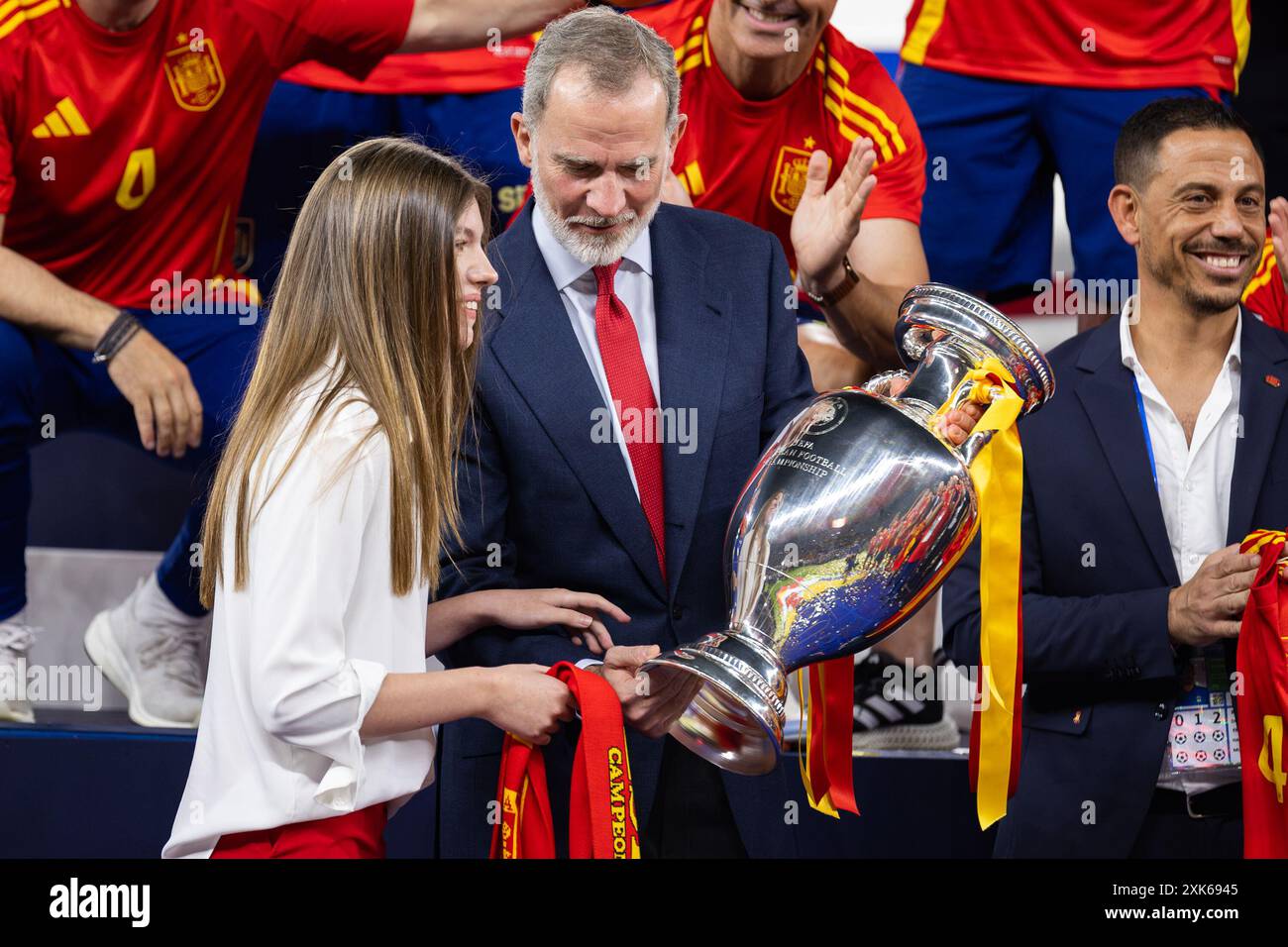 Le roi d'Espagne Felipe VI et sa fille Infanta Sofia d'Espagne célèbrent avec Henri Delaunay Trophy lors de la finale de l'UEFA EURO 2024 entre Spa Banque D'Images