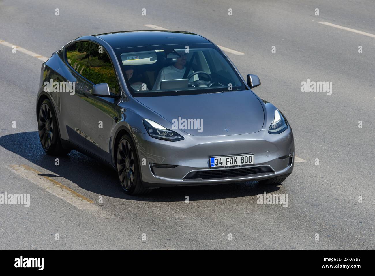 ISTANBUL, TURQUIE - 7 JUILLET 2024 : Tesla Model y gris métallique sur l'autoroute. Banque D'Images ISTANBUL, TURQUIE - 7 JUILLET 2024 : Tesla Model y gris métallique sur l'autoroute. Banque D'Images