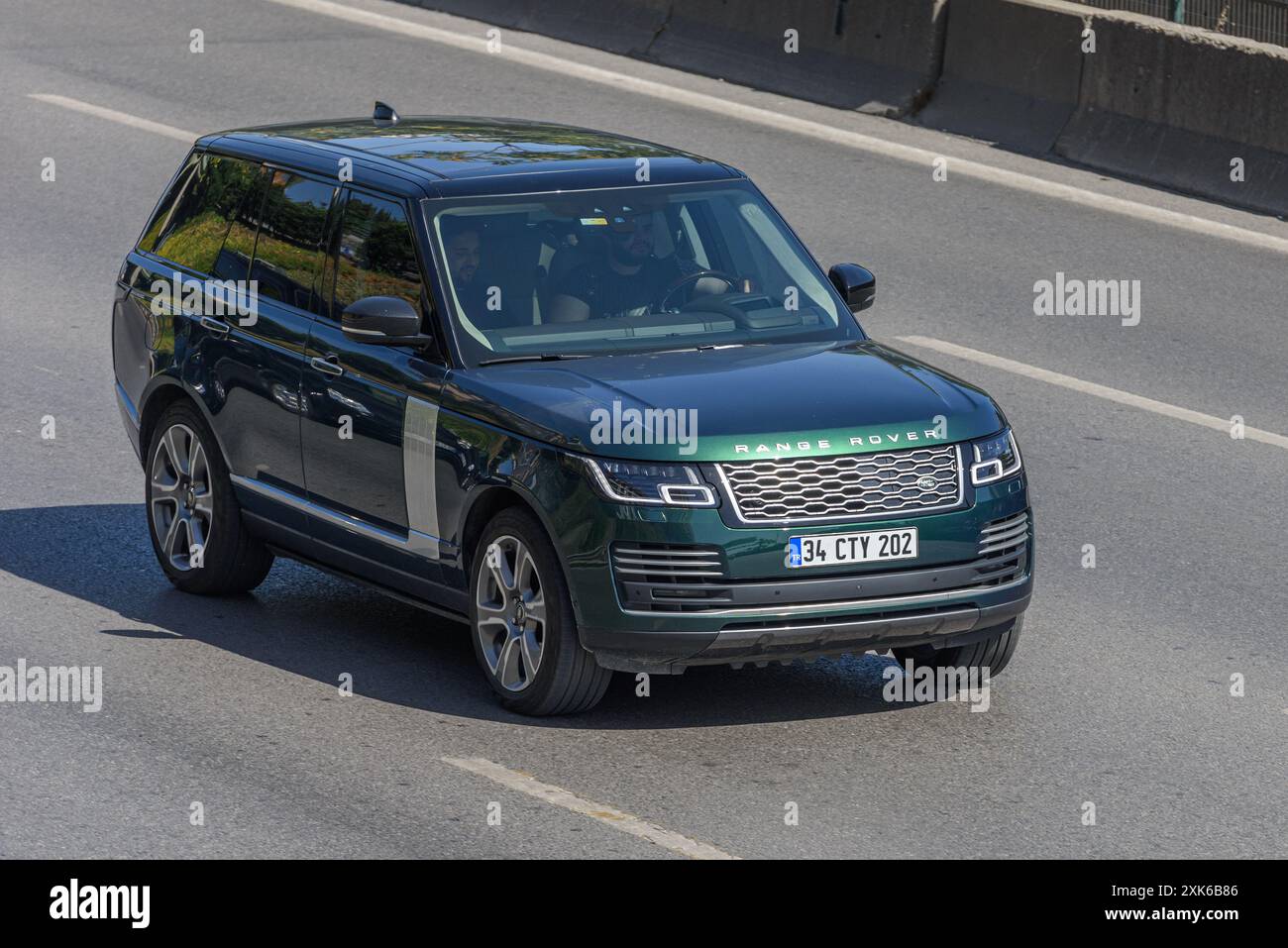 ISTANBUL, TURQUIE - 7 JUILLET 2024 : Range Rover, un SUV de luxe, accélère sur l'autoroute. Banque D'Images ISTANBUL, TURQUIE - 7 JUILLET 2024 : Range Rover, un SUV de luxe, accélère sur l'autoroute. Banque D'Images