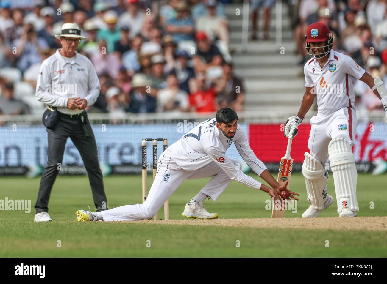 Nottingham, Royaume-Uni. 21 juillet 2024. Shoaib Bashir d'Angleterre pose son propre ballon lors du quatrième jour du Rothesay test match Angleterre vs West Indies à Trent Bridge, Nottingham, Royaume-Uni, 21 juillet 2024 (photo par Mark Cosgrove/News images) à Nottingham, Royaume-Uni le 21/7/2024. (Photo de Mark Cosgrove/News images/SIPA USA) crédit : SIPA USA/Alamy Live News Banque D'Images