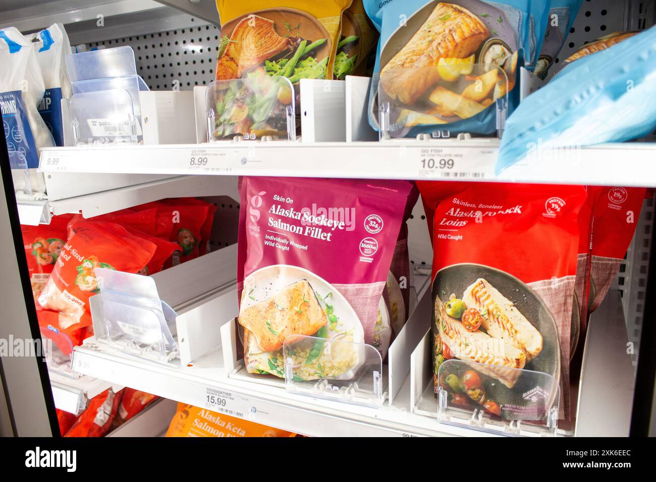 Los Angeles, Californie, États-Unis - 18-03-03 2021 : vue de plusieurs emballages de produits de la mer congelés et de fruits de mer congelés, chez Target. Banque D'Images
