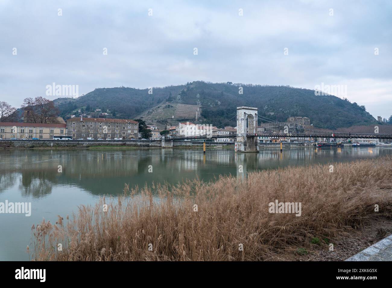 Passerelle Marc-Seguin sur le Rhône entre Tain et Tournon au coucher du soleil d'hiver Banque D'Images