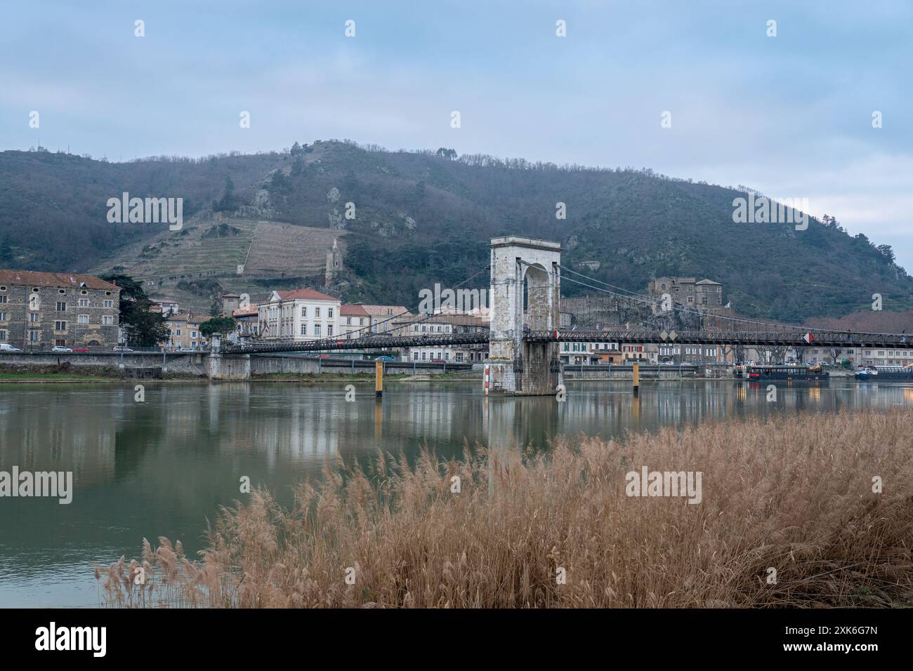 Passerelle Marc-Seguin sur le Rhône entre Tain et Tournon au coucher du soleil d'hiver Banque D'Images