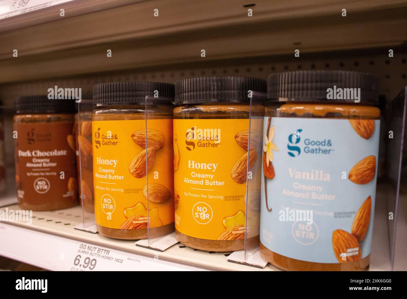 Los Angeles, Californie, États-Unis - 18-03-03 2021 : vue de plusieurs bocaux de bien et de ramasser des produits de beurre d'amande, dans un magasin Target. Banque D'Images