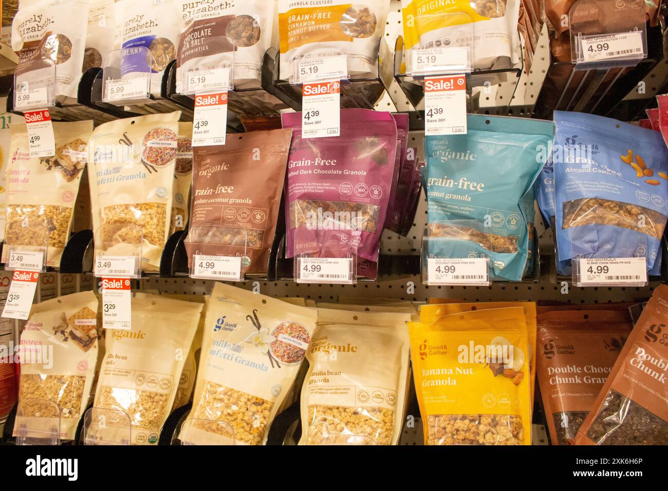 Los Angeles, Californie, États-Unis - 18-03-03 2021 : vue de plusieurs paquets de produits de céréales et de produits de collecte, chez Target. Banque D'Images