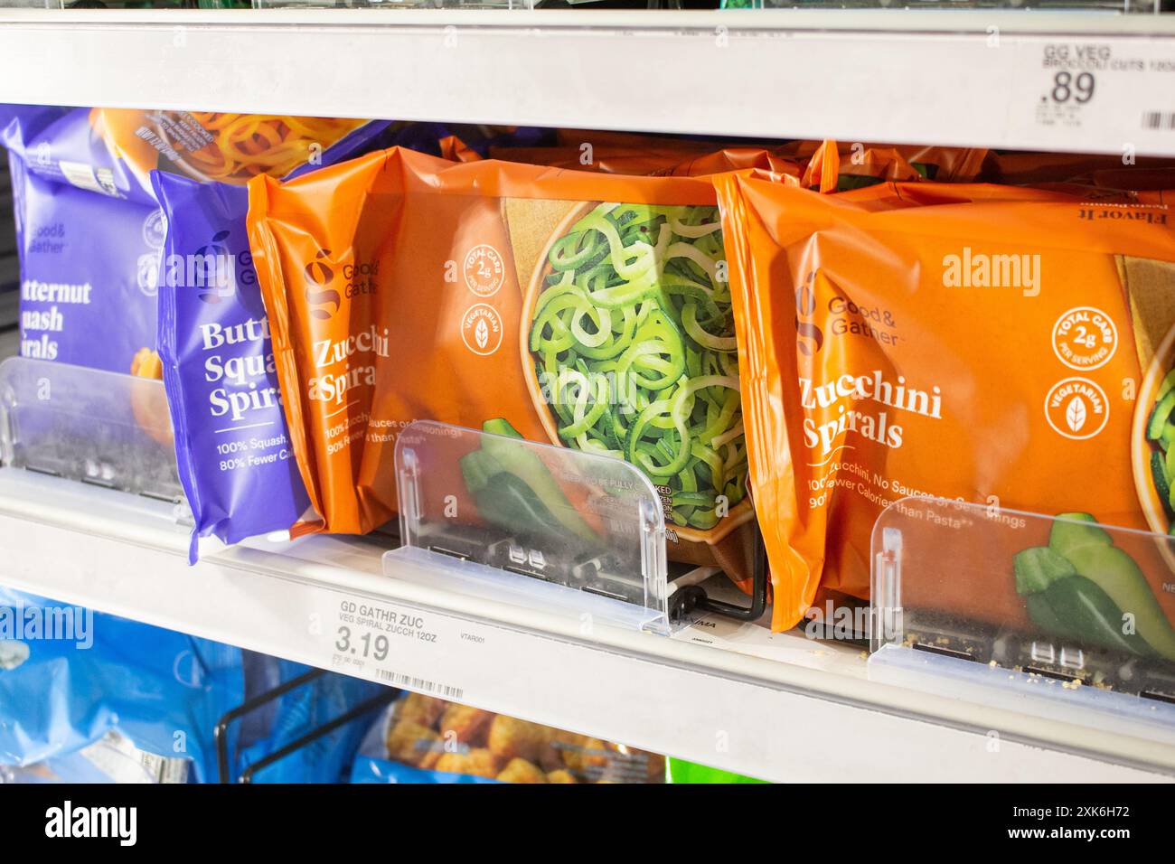 Los Angeles, Californie, États-Unis - 03-18-2021 : une vue de plusieurs paquets de produits de bien et de rassembler des légumes surgelés, au magasin. Banque D'Images