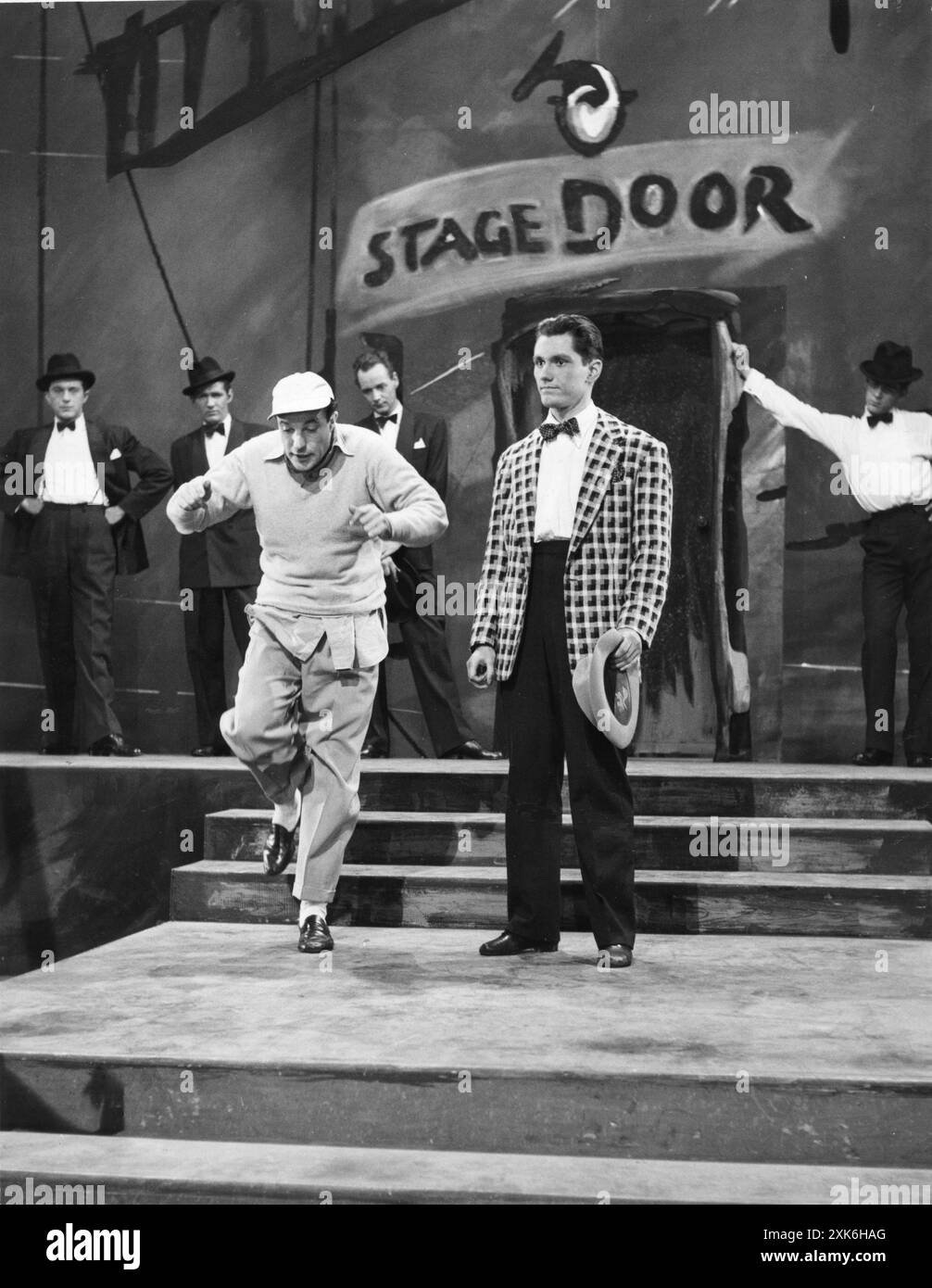 GENE KELLY démontrant à TOMMY RALL comment il veut une scène pour l'INVITATION À LA DANSE 1956 Directeur GENE KELLY chorégraphie GENE KELLY écrit par GENE KELLY Direction artistique ALFRED JUNGE costume Design ROLF GERARD et ELIZABETH HAFFENDEN producteur ARTHUR FREED Metro Goldwyn Mayer Banque D'Images