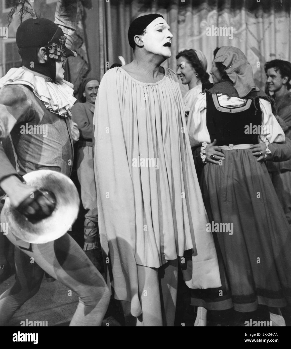 GENE KELLY dans une scène de l'INVITATION À LA DANSE 1956 réalisateur GENE KELLY chorégraphie GENE KELLY écrit par GENE KELLY Direction artistique ALFRED JUNGE costume Design ROLF GERARD et ELIZABETH HAFFENDEN producteur ARTHUR FREED Metro Goldwyn Mayer Banque D'Images