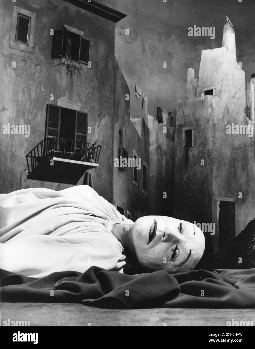 GENE KELLY dans une scène de l'INVITATION À LA DANSE 1956 réalisateur GENE KELLY chorégraphie GENE KELLY écrit par GENE KELLY Direction artistique ALFRED JUNGE costume Design ROLF GERARD et ELIZABETH HAFFENDEN producteur ARTHUR FREED Metro Goldwyn Mayer Banque D'Images