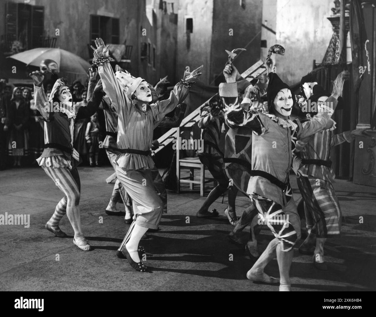 GENE KELLY dans une scène de l'INVITATION À LA DANSE 1956 réalisateur GENE KELLY chorégraphie GENE KELLY écrit par GENE KELLY Direction artistique ALFRED JUNGE costume Design ROLF GERARD et ELIZABETH HAFFENDEN producteur ARTHUR FREED Metro Goldwyn Mayer Banque D'Images