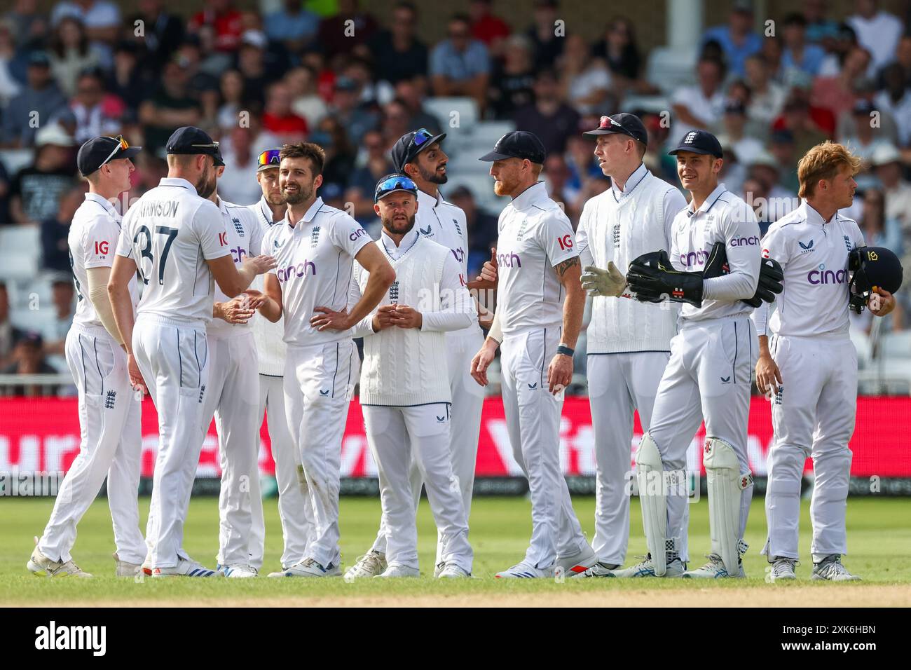 Nottingham, Royaume-Uni. 21 juillet 2024. #37, Gus Atkinson félicite Mark Wood pour avoir licencié Kevin Sinclair lors du Rothesay International test match Series match match match match entre l'Angleterre et les Antilles à Trent Bridge, Nottingham, Angleterre, le 21 juillet 2024. Photo de Stuart Leggett. Utilisation éditoriale uniquement, licence requise pour une utilisation commerciale. Aucune utilisation dans les Paris, les jeux ou les publications d'un club/ligue/joueur. Crédit : UK Sports pics Ltd/Alamy Live News Banque D'Images