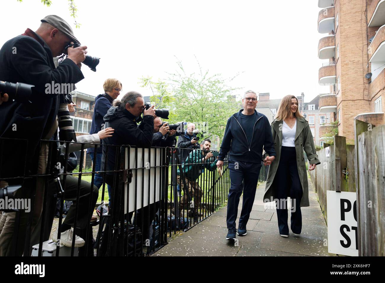 Le chef du Parti travailliste, Sir Keir Starter, arrive à un bureau de vote avant de voter ce matin avec son épouse Victoria. C) Belinda Jiao 07598931257 www Banque D'Images