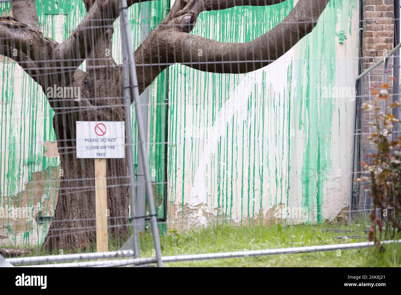 [YouKa0008307] la dernière fresque murale de Banksy à Christie’s court sur Hornsey Road près de Finsbury Park dans le nord de Londres a été vandalisée avec de la peinture blanche. Le Banque D'Images